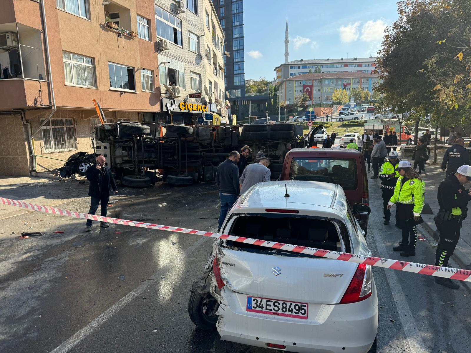 İBB'ye ait yol bakım aracı yoldan çıktı, 8 araca çarptı: 3 yaralı