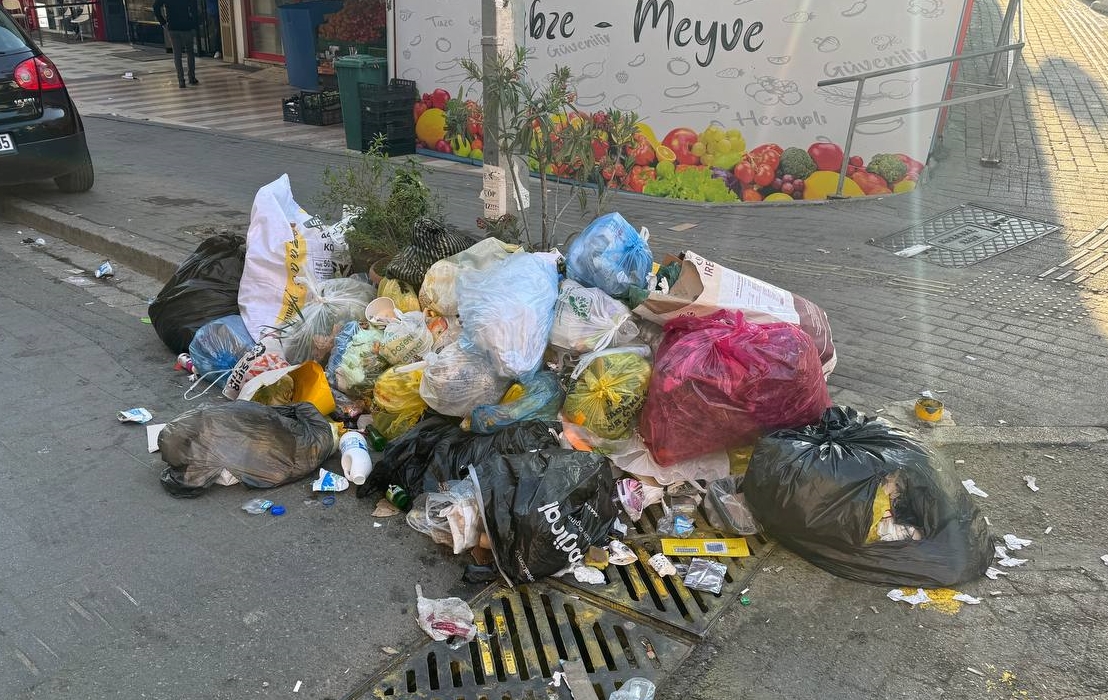 Kartal'daki temizlik işçilerinin grevi 4. gününde: Sokaklarda çöp dağları oluştu