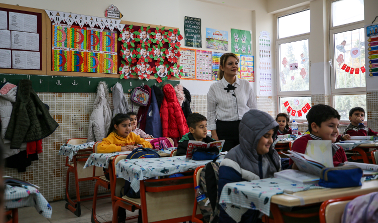 Depremzede Saadet Öğretmen, Öğrencileriyle Hayata Tutunuyor2