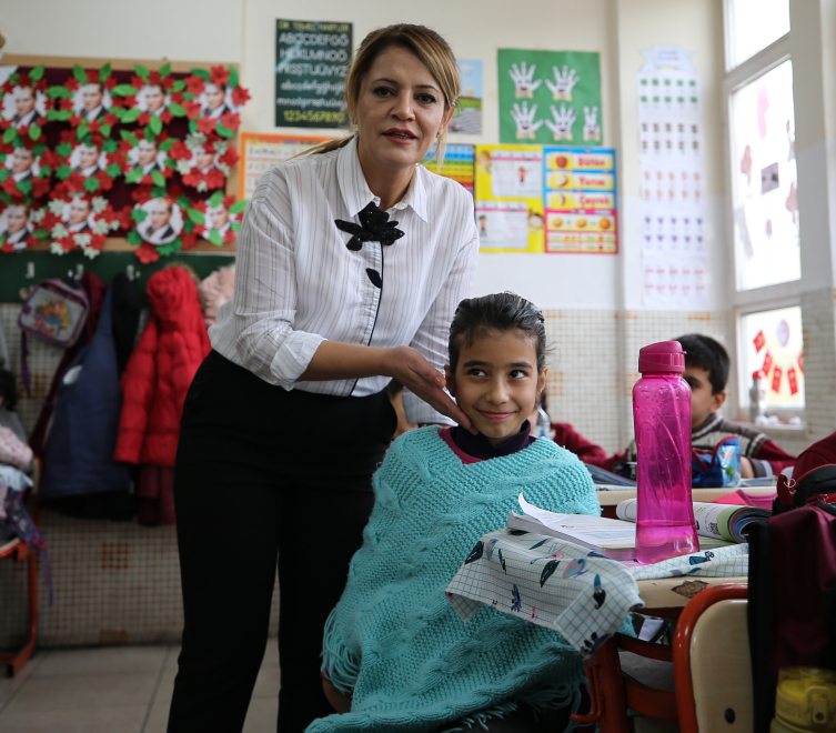 Depremzede Saadet Öğretmen, Öğrencileriyle Hayata Tutunuyor3