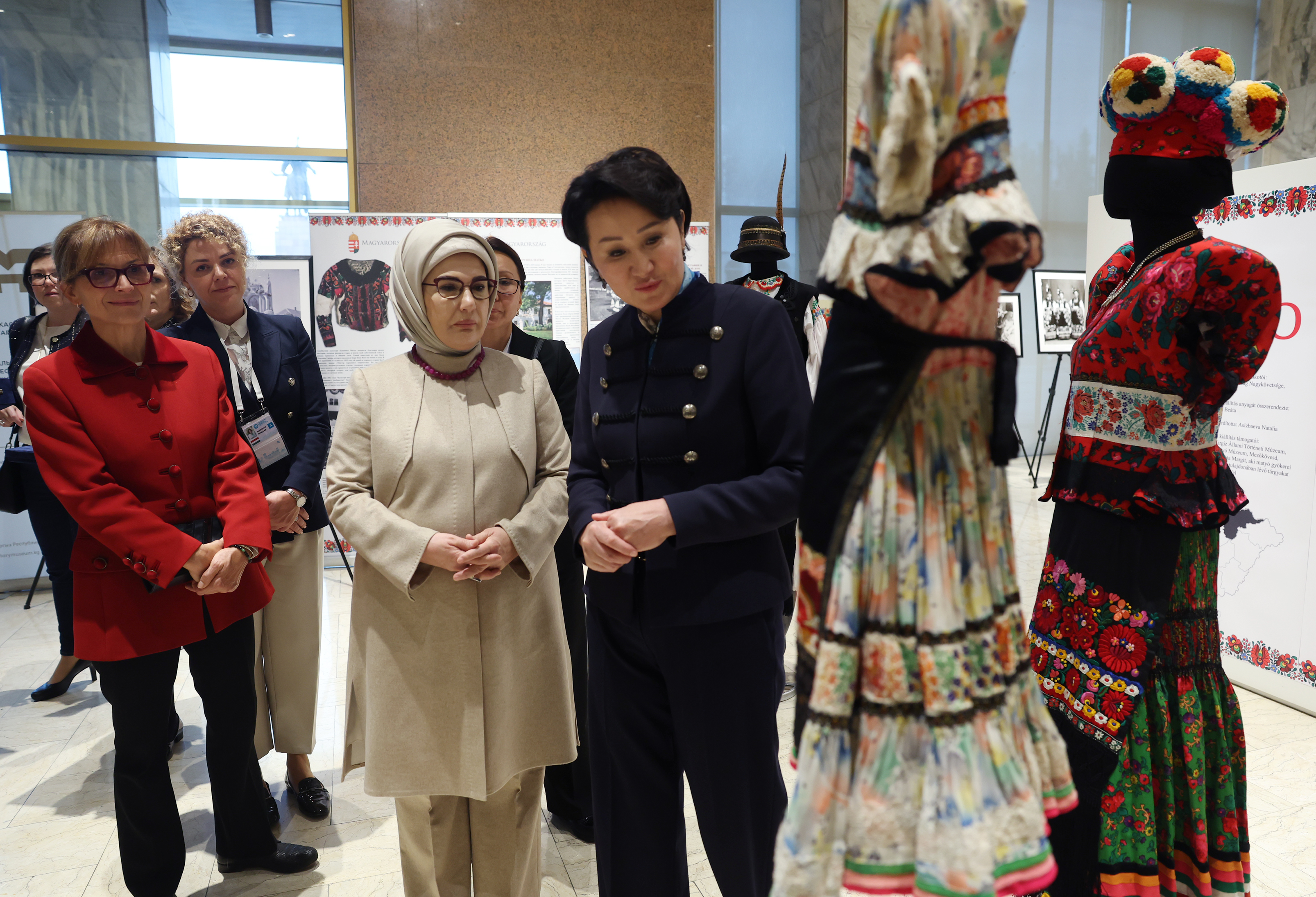 Emine Erdoğan, Kırgız Cumhuriyeti Milli Tarih Müzesi'ni Ziyaret Etti (5)