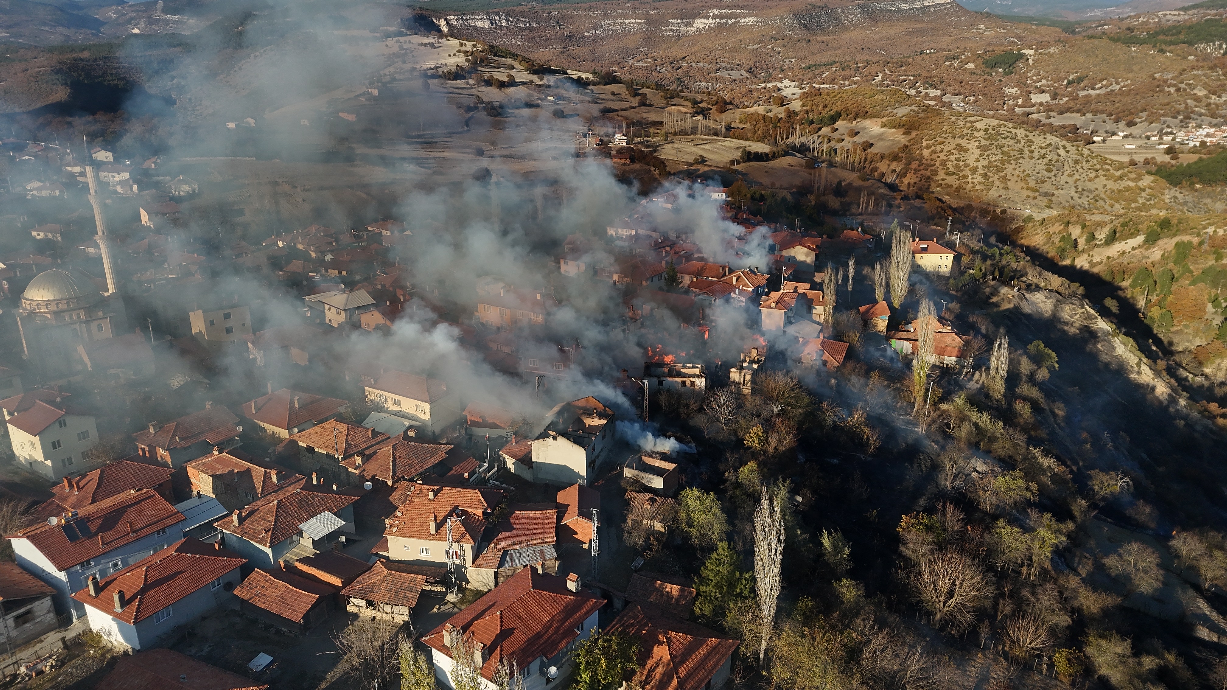 Kütahya'da Köyde Çöplükte Çıkan Yangın Evlere Sıçradı (2)