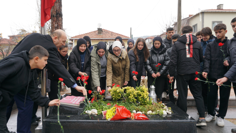 Şehit Öğretmen Aybüke Yalçın Kabri Başında Anıldı2