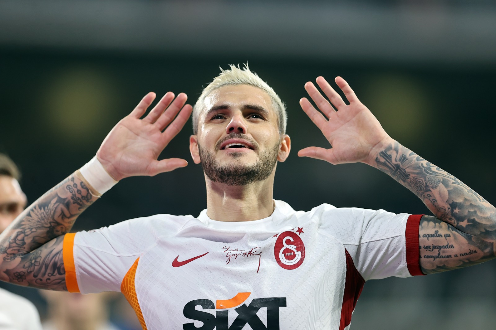 Simge Sağın'dan Mauro Icardi'ye 'Aşkım Olayım'lı Gönderme2