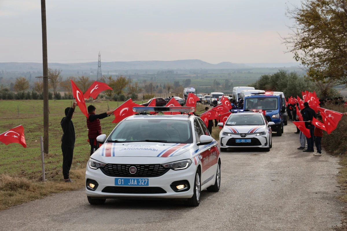 Adana, Şehidini Son Yolculuğuna Dualarla Uğurladı Eşi Üniformasını Giyerek Veda Etti2