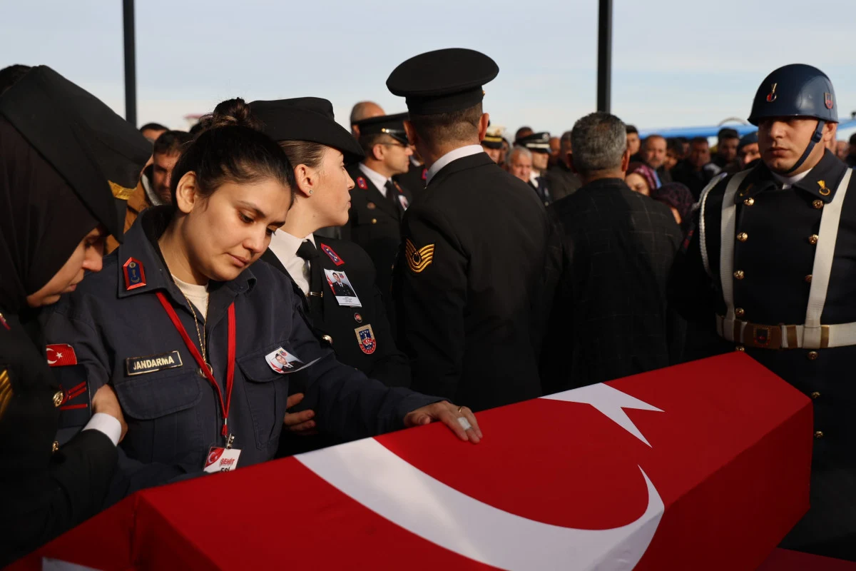 Adana, Şehidini Son Yolculuğuna Dualarla Uğurladı Eşi Üniformasını Giyerek Veda Etti4