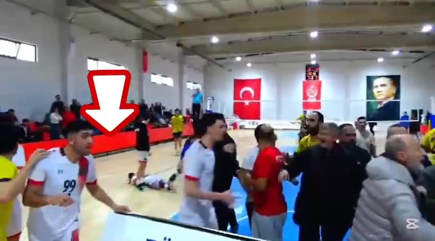 Bursa'da Voleybol Maçında Şiddet 3 Sporcu Darp Edildi, 1'I Hastaneye Kaldırıldı (1)