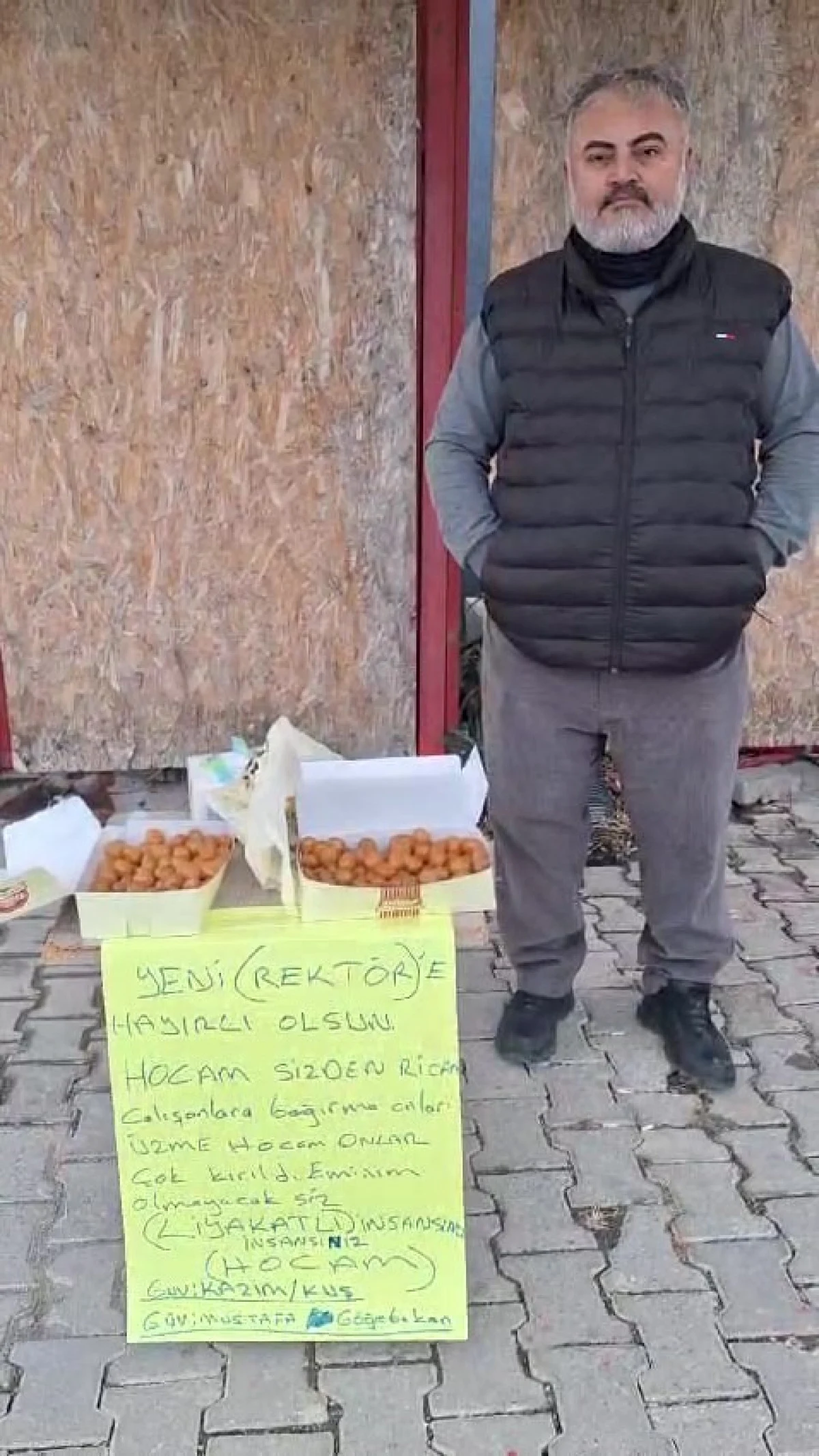 Hatay'da Rektör Değişimine Sevinen Emekli Güvenlik, Kampüste Davul Zurna Çaldırıp Lokma Dağıttı3