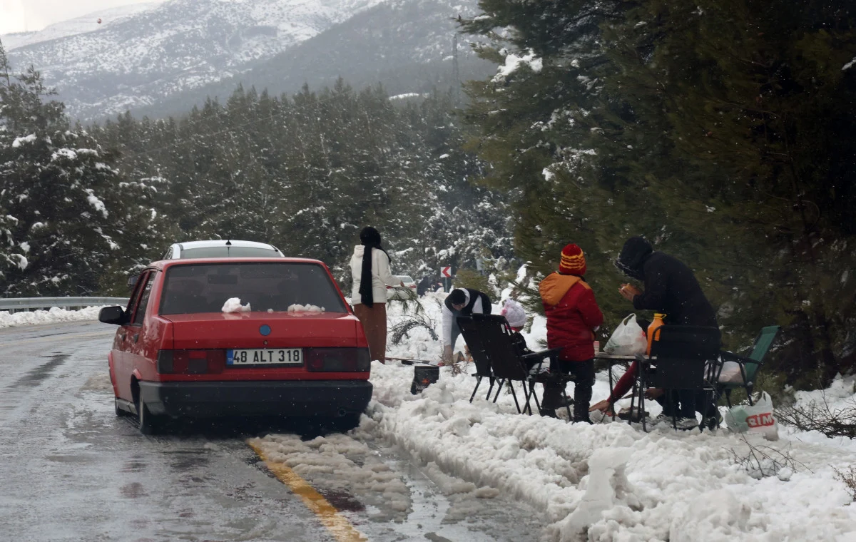 Muğla'da Vatandaşlar Yılanlı Dağına Akın Etti3