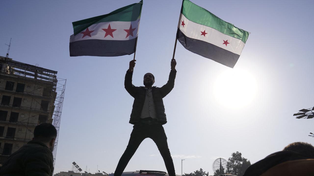 Suriye'de Esed Rejimi Devrildi Halk Coşkuyla Kutlamalar Yapıyor
