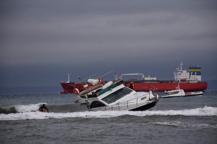 Tekirdağ'da Fırtınayla Su Alan Tekne Yan Yattı 2 Kişi Kurtarıldı2