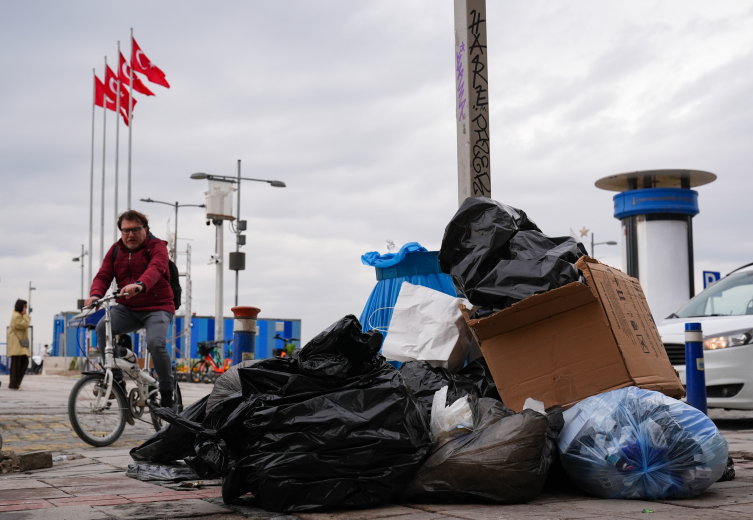 İzmir Çöpe Dönüştü! İş Bırakma Eylemi Devam Ediyor2