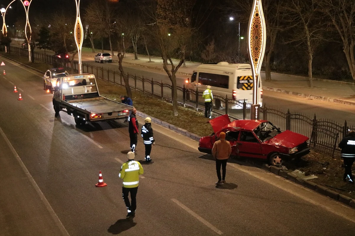 Yozgat'ta Otomobilin Üst Geçidin Ayağına Çarptığı Kazada 4 Kişi Yaralandı3
