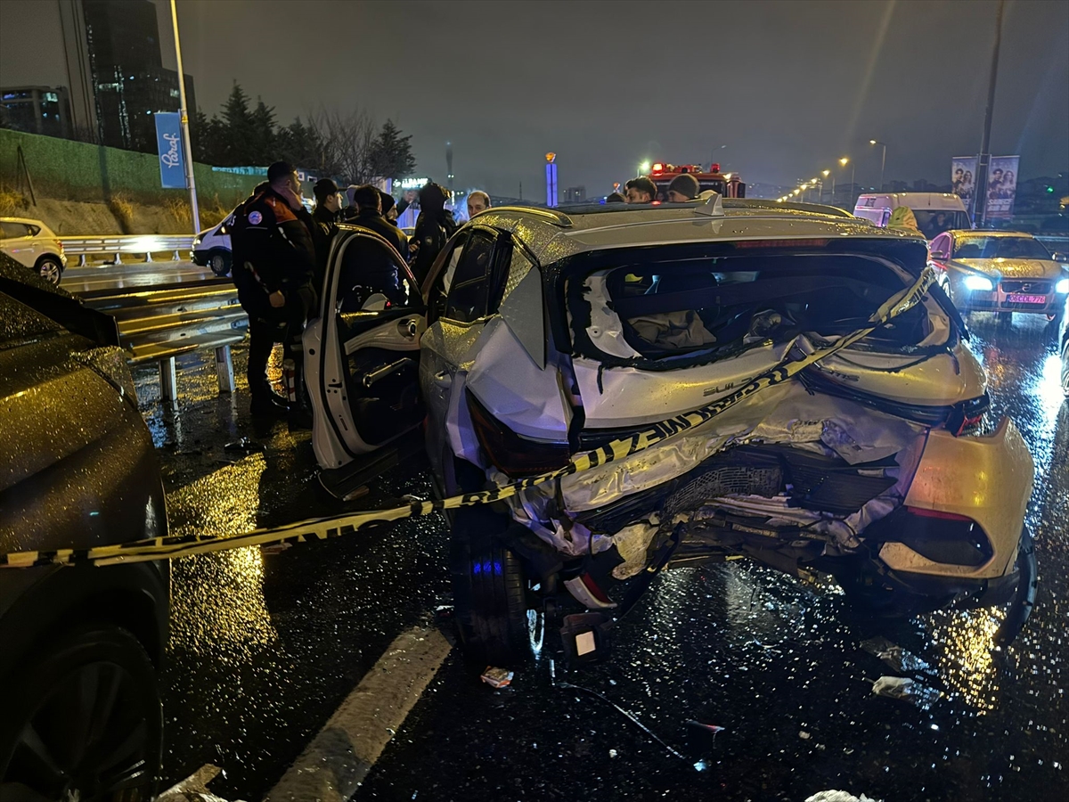 A A 20250208 36988298 36988297 A T A S E H I R D E Z I N C I R L E M E T R A F I K K A Z A S I N D A 1 K I S I O L D U 2 K I S I Y A R A L A N D I