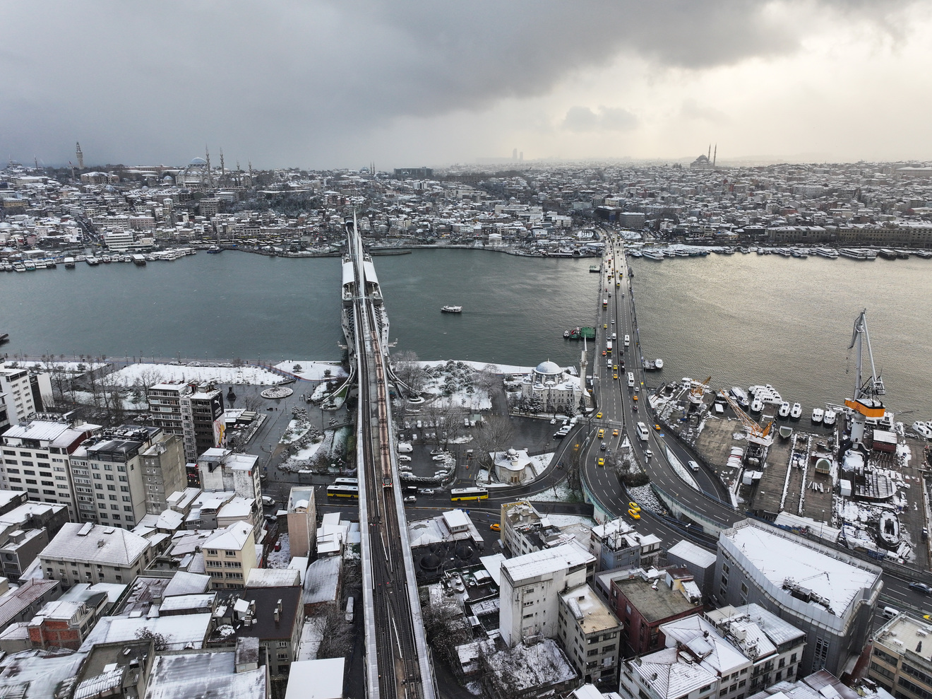 Aa 20250221 37125440 37125432 Istanbulda Kar Yagisi Araliklarla Suruyor (1)