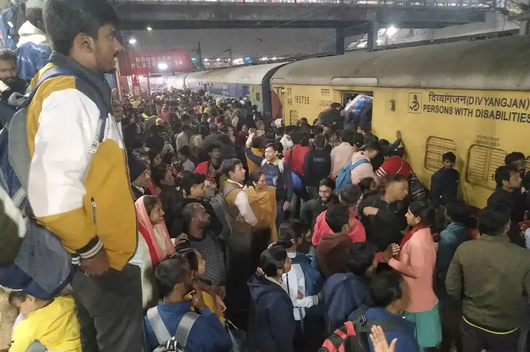 Hindistan'da Tren Istasyonunda Izdiham 18 Ölü2