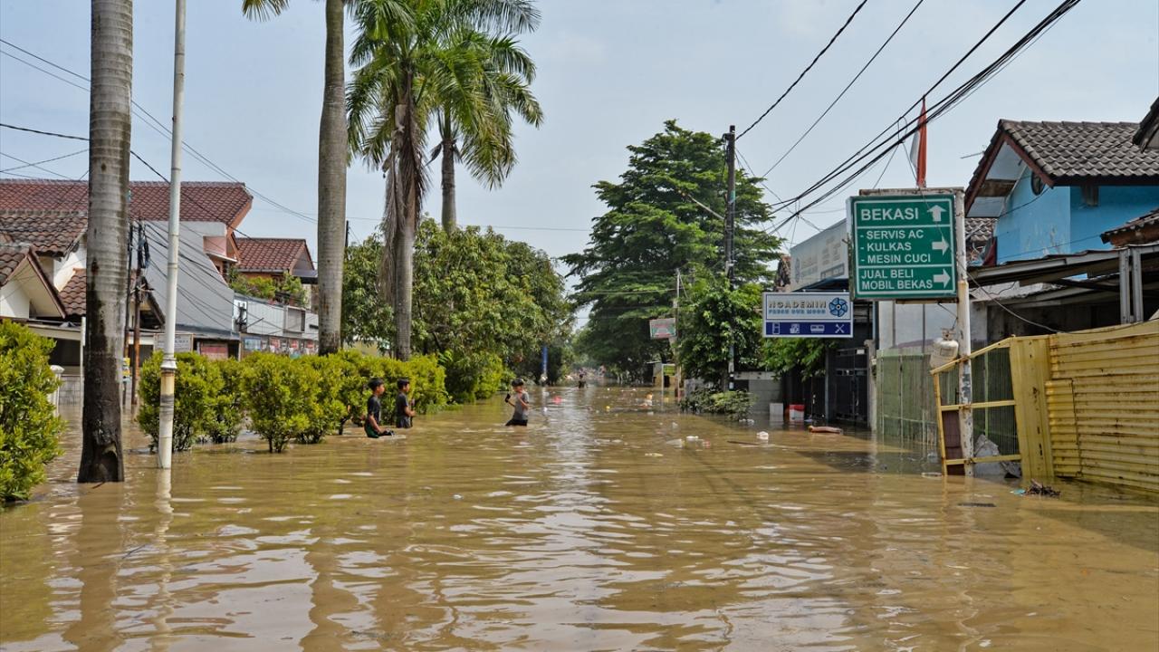 Endonezya'da selden etkilenen bölgelerde tahliye işlemleri sürüyor