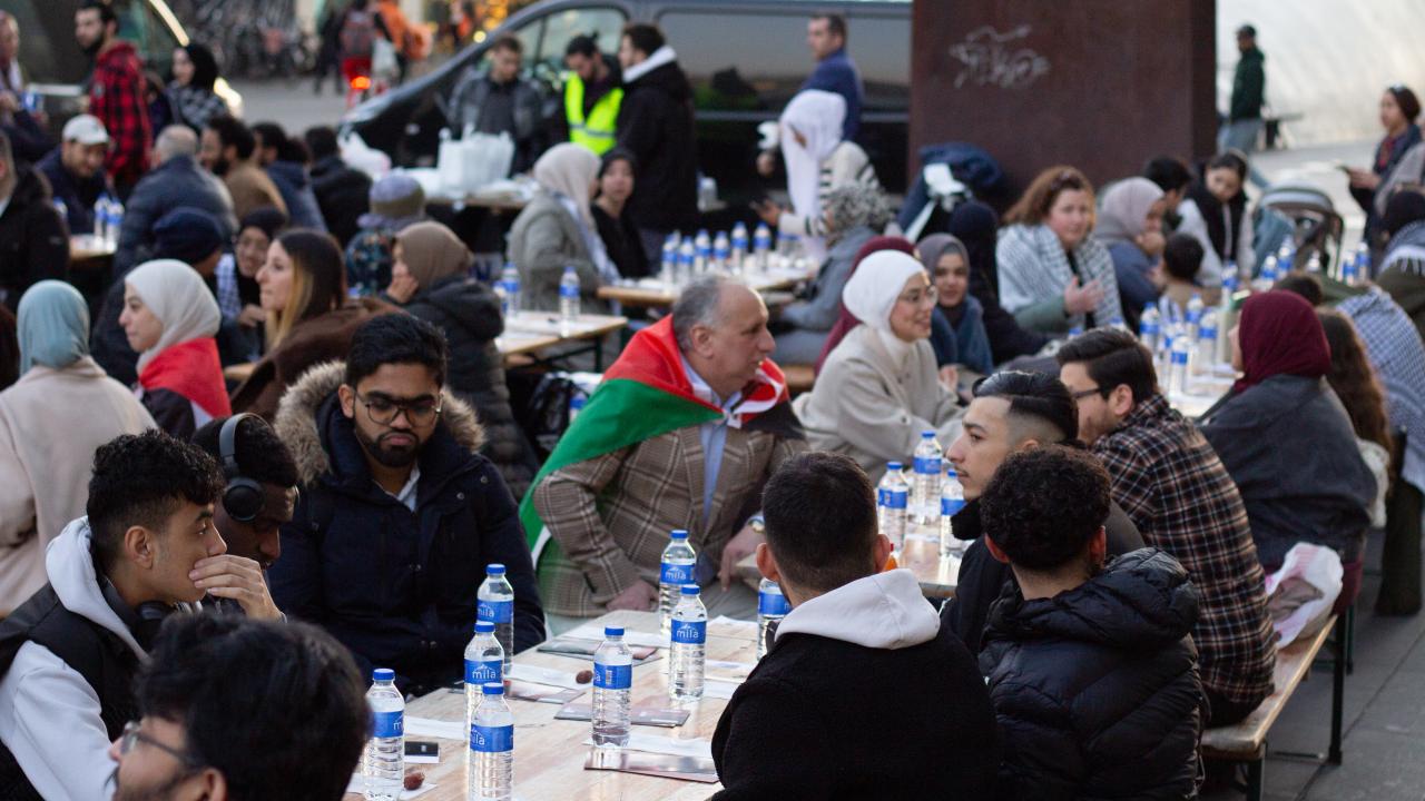 Hollanda’da Gazze ve Filistin’e destek amaçlı sokak iftarı