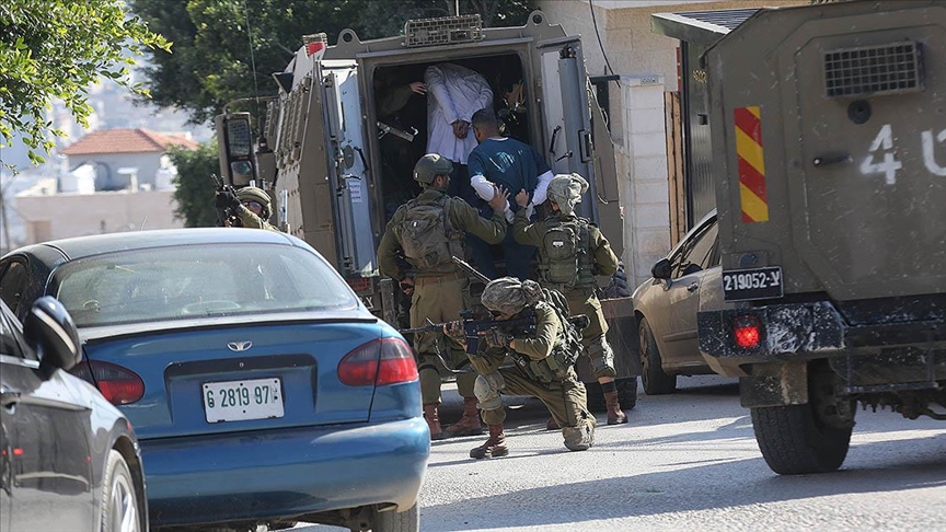 İsrail, Işgal Altındaki Batı Şeria'da Çok Sayıda Filistinliyi Gözaltına Aldı