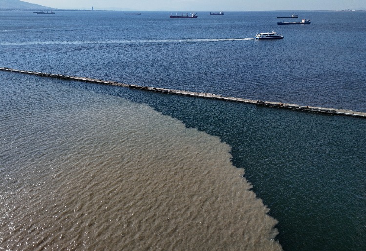 İzmir Körfezi'nde Suyun Rengi Değişti
