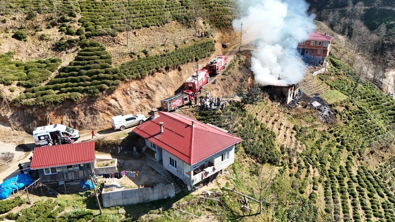 Samanlıktaki Yangın Eve Sıçradı 2 Kişi Dumandan Etkilendi