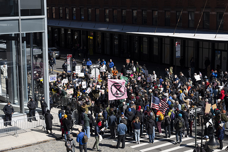 Tesla Bayisine Zorla Giren Göstericiler Gözaltına Alındı