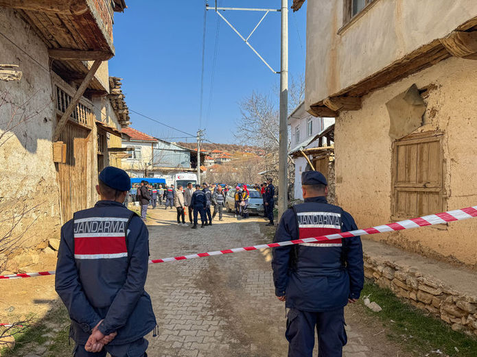 Uşak'ta Komşusu Tarafından Av Tüfeğiyle Vurulan 2 Kişi Hayatını Kaybetti