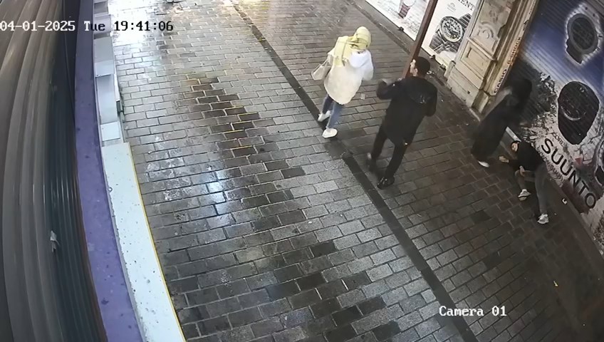 I S T A N B U L B E Y O G L U’ N D A K A D I N I N D A R B E D I L D 642247 190322