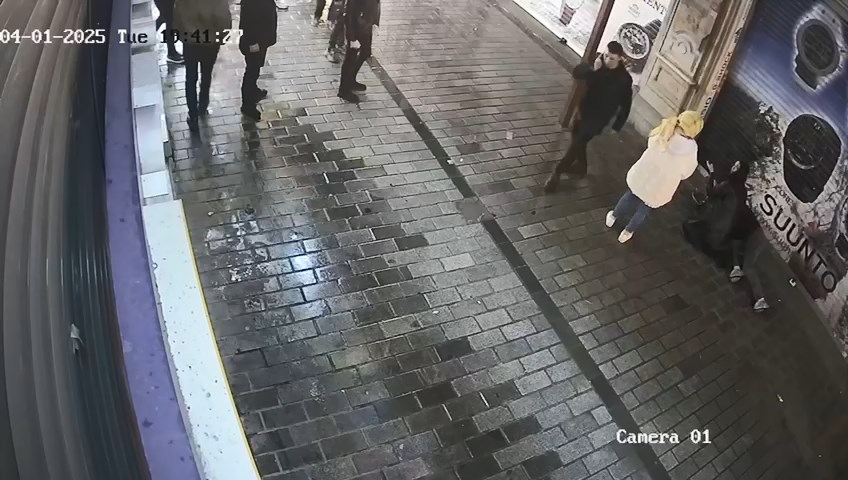 I S T A N B U L B E Y O G L U’ N D A K A D I N I N D A R B E D I L D 642252 190322