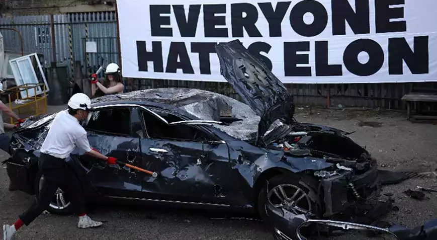 İngiltere’de Bir Grup, Musk’ı Protesto Etmek Için Tesla Aracı Parçaladı