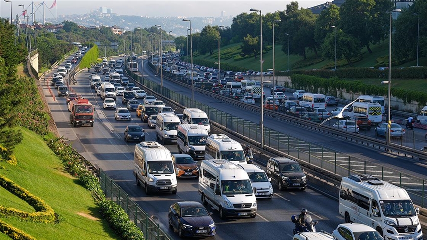 İstanbul'da Haftanın Ilk Iş Gününde Trafik Yoğunluğu Yaşanıyor-1