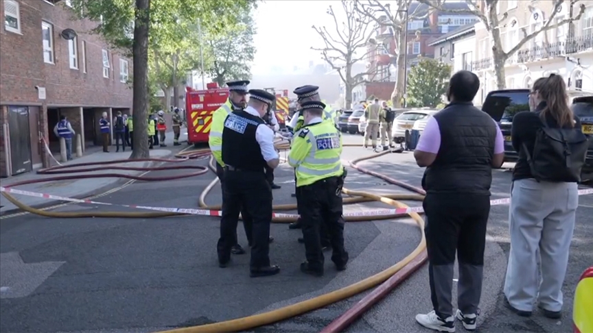 Londra'da Bir Trafoda Çıkan Yangının Sıçradığı Binadan 80 Kişi Tahliye Edildi