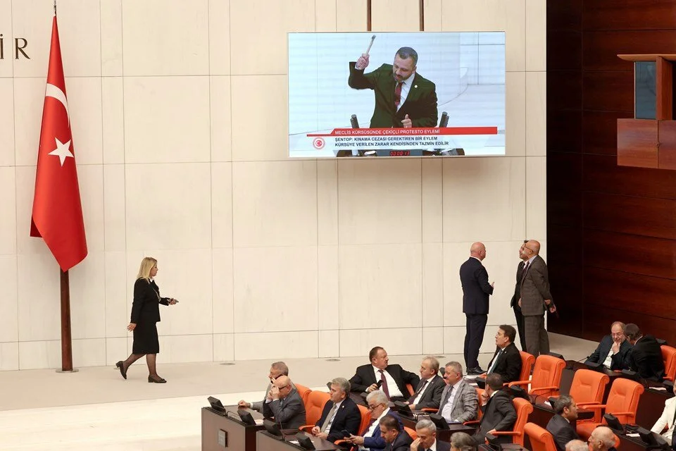 Tbmm Genel Kurulunda Kürsüye Zarar Veren Eski Milletvekili Erbay
