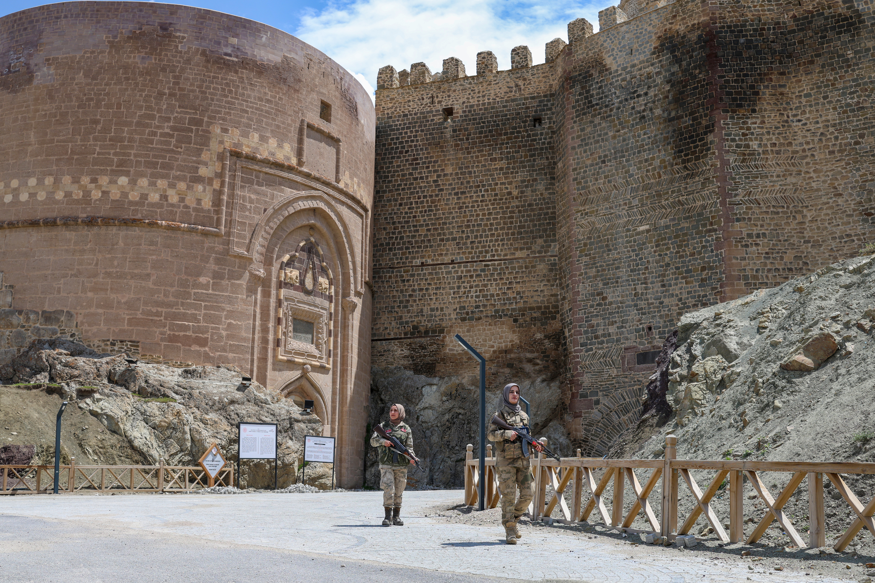 A A 20250511 37913344 37913341 G U V E N L I K K O R U C U S U A N N E S I L A H A R K A D A S L A R I Y L A V A T A N N O B E T I N D E