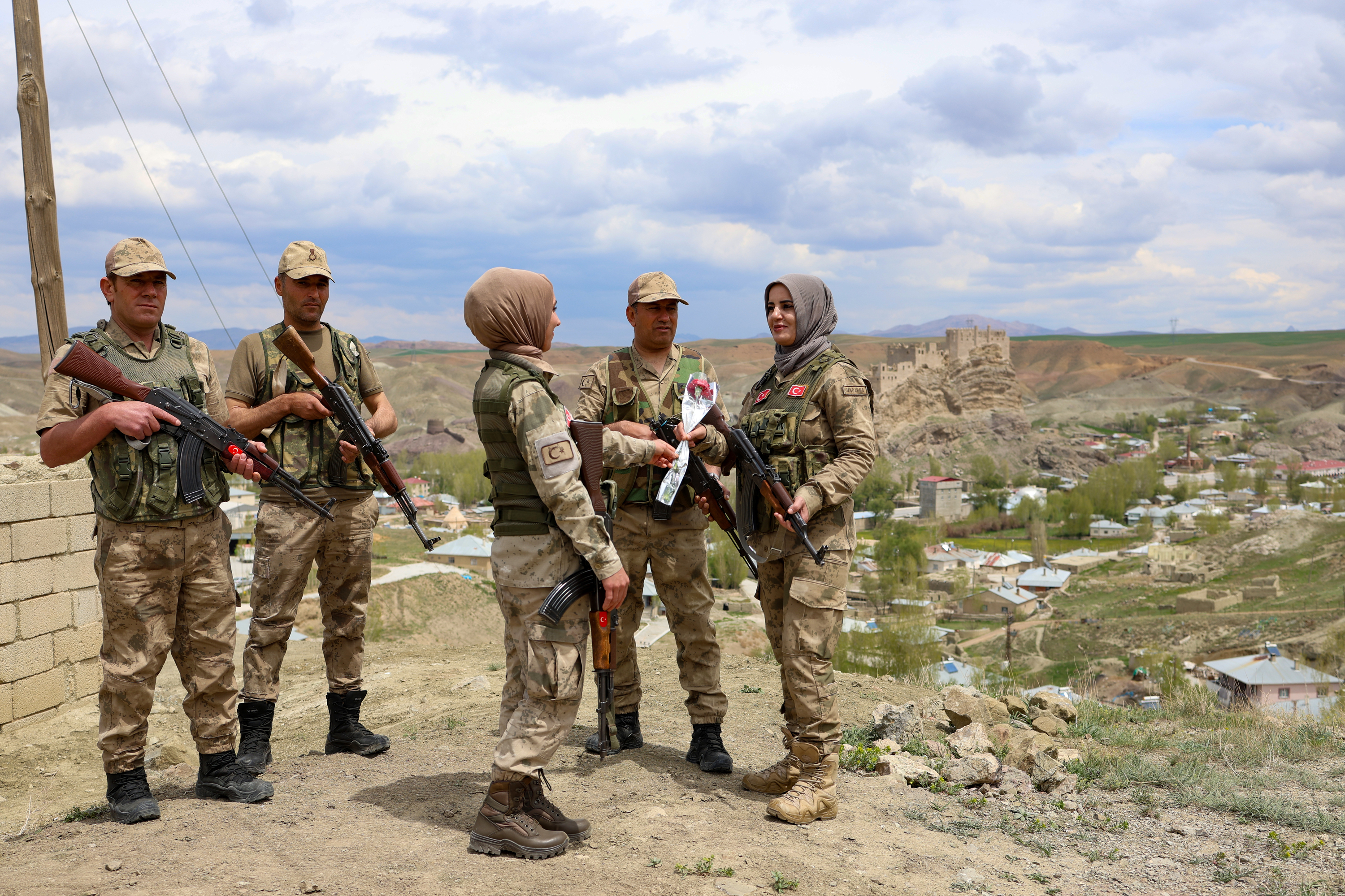 Aa 20250511 37913344 37913334 Guvenlik Korucusu Anne Silah Arkadaslariyla Vatan Nobetinde (1)