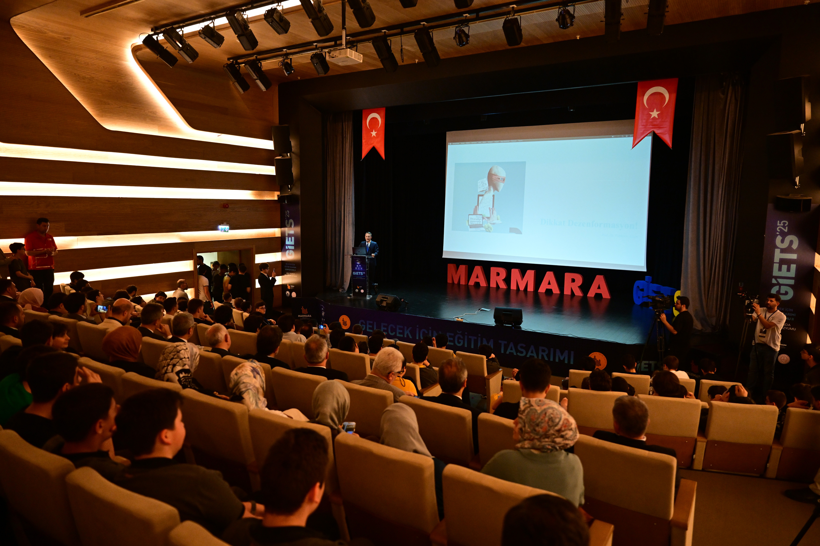 Aa 20250523 38058897 38058896 Cumhurbaskanligi Iletisim Baskani Altun Aile Yilinda Veli Sempozyumunda Konustu (1)