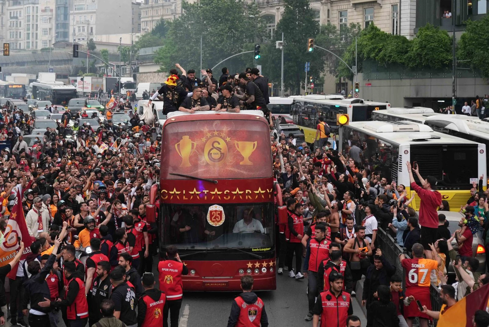 Galatasaray Şampiyonluğu Şehir Turuyla Kutladı