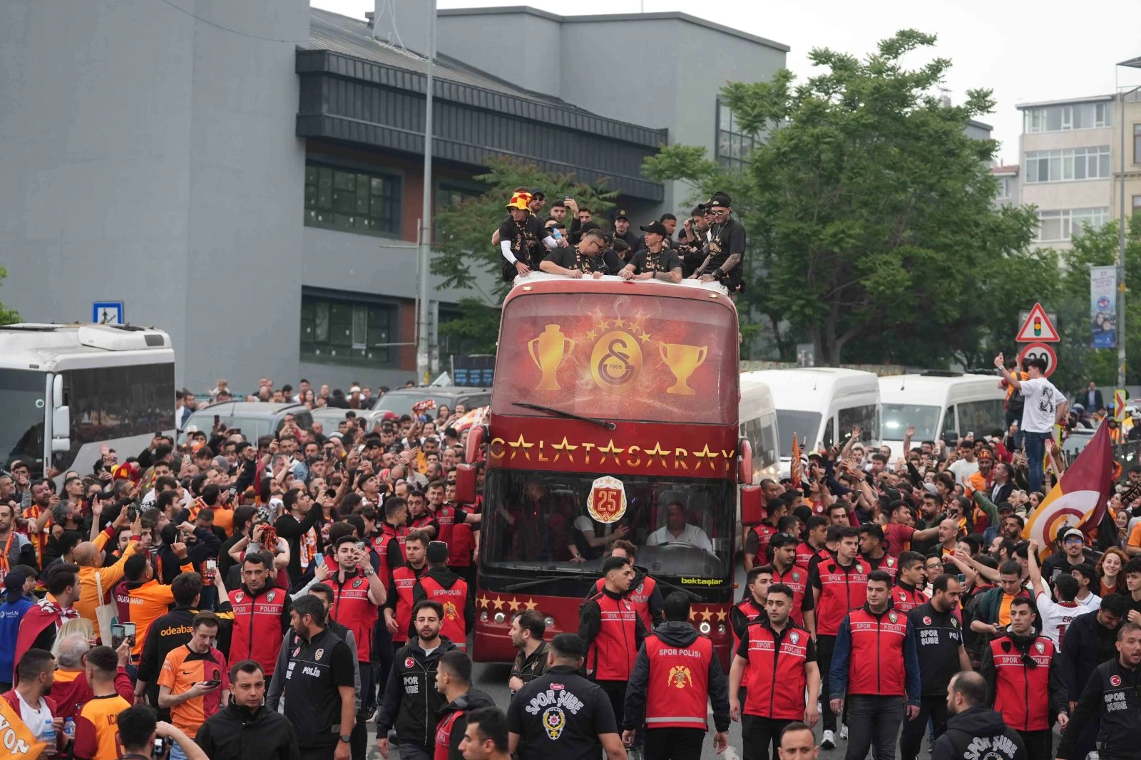 Galatasaray Şampiyonluğu Şehir Turuyla Kutladı2