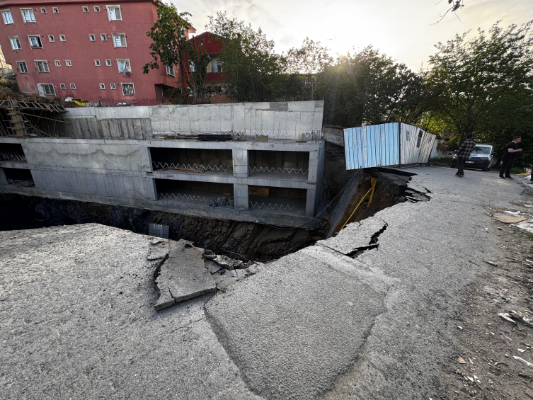 Gaziosmanpaşa'da Yol Çöktü Doğalgaz Hattı Zarar Gördü2