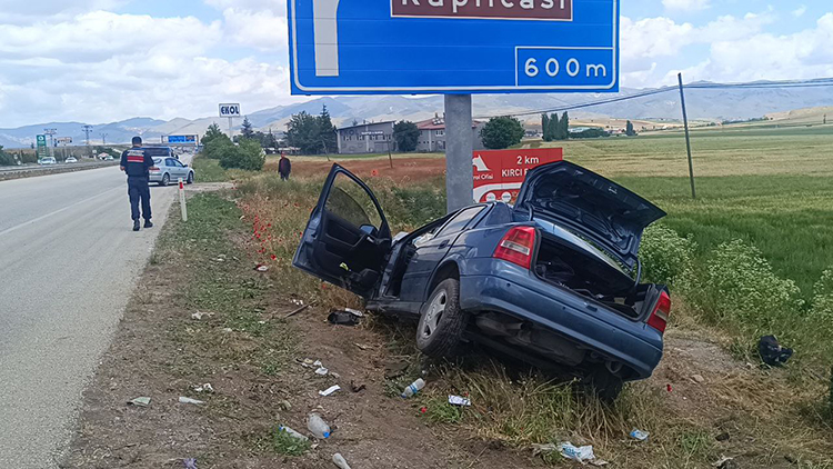 Afyonkarahisar'da Yön Tabelasına Çarpan Otomobildeki Bir Kişi Öldü Aa