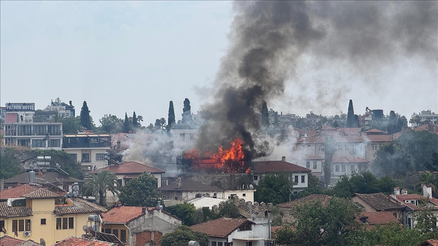 Antalya'da Tarihi Kaleiçi'nde Çıkan Yangına Müdahale Ediliyor