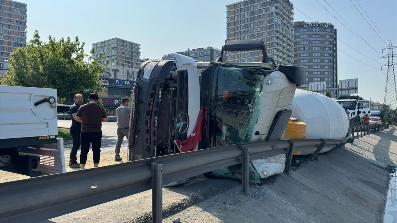 Bahcelievler De Kontrolden Cikan Beton Mikseri Devrildi 1200 347377