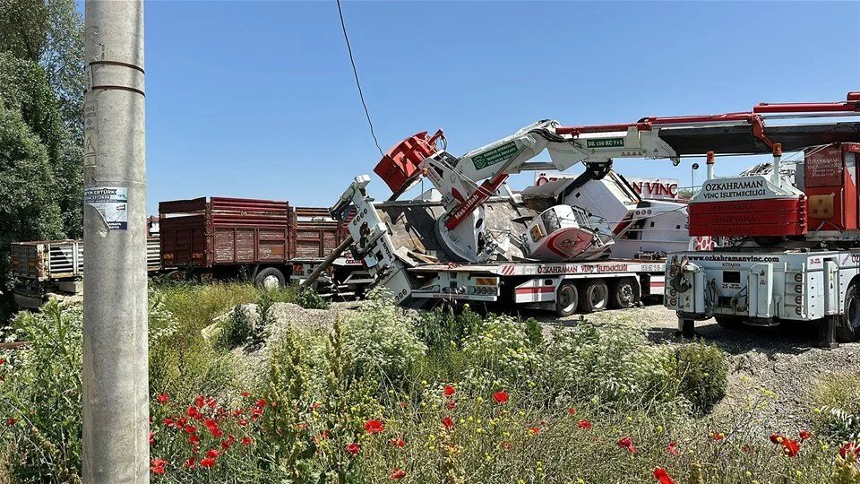 Bayrak Asmak Için Çıktıkları Vinç Devrildi, 2 Işçi Yaralı Dha