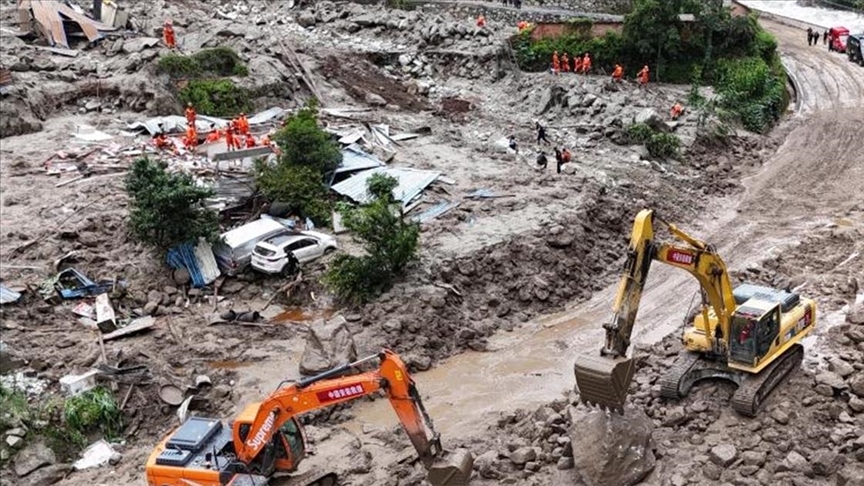 Çin'in Hunan Eyaletinde Sel Tehlikesi Nedeniyle 95 Bin Kişi Tahliye Edildi Aa