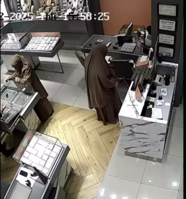 İstanbul'da 5 Kuyumcudan 3 Milyon Liralık Ziynet Eşyası Çaldılar