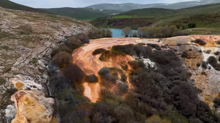 Kızıl Travertenlerden Oluşan Otlukbeli Gölü, Doğaseverleri Bekliyor Dha-1