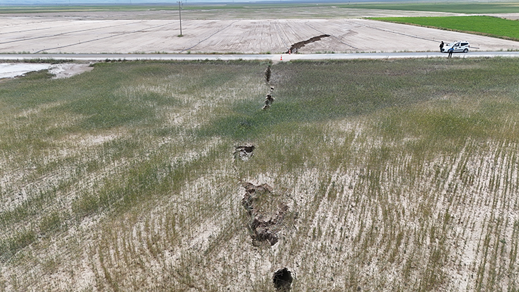 Konya'da Sağanak Sonrası Tarım Arazisinde Yarık Oluştu Aa-1