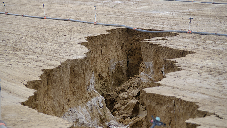 Konya'da Sağanak Sonrası Tarım Arazisinde Yarık Oluştu Aa
