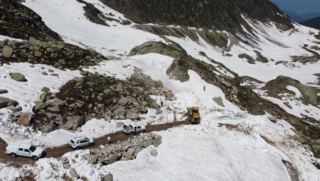 Rize'nin Yüksek Kesimlerinde Karla Mücadele Sürüyor Aa