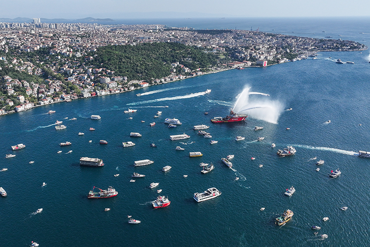15 Temmuz Şehitleri Anısına İstanbul Boğazı'nda Kortej Geçişi Düzenlendi3
